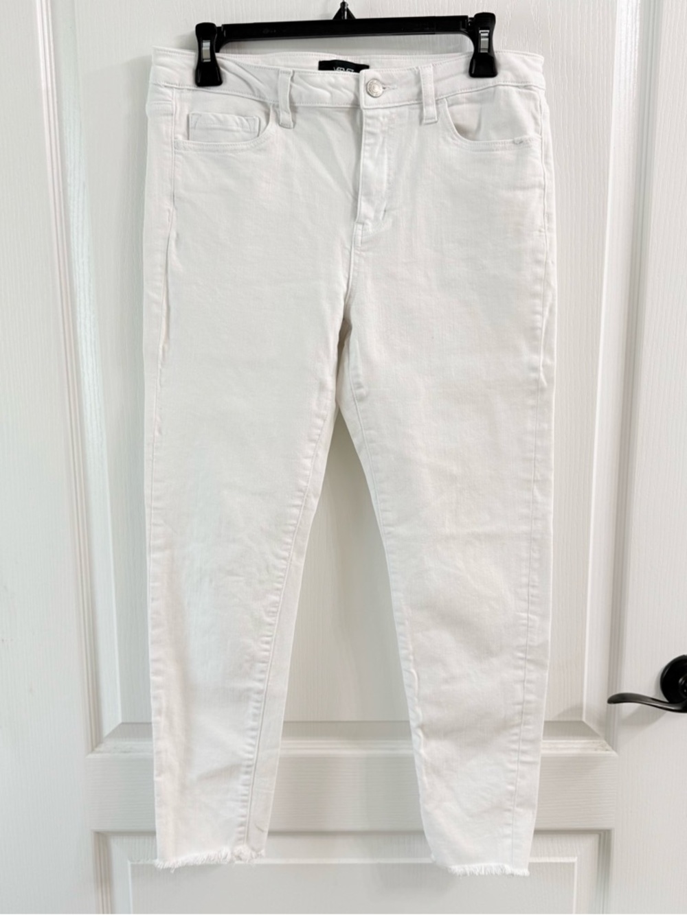 Vervet Women’s White Stretch Skinny Jeans with Raw Hem